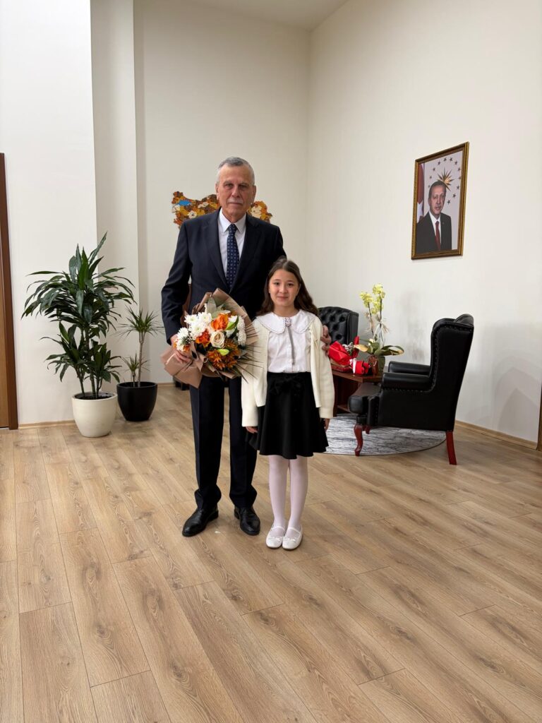 17282165_8bf7_4c34_82e2_c5533b49db1d-768x1024 Mevlana İlkokulu Öğrencisi 23 Nisan’da Kaymakam Makamına Oturdu