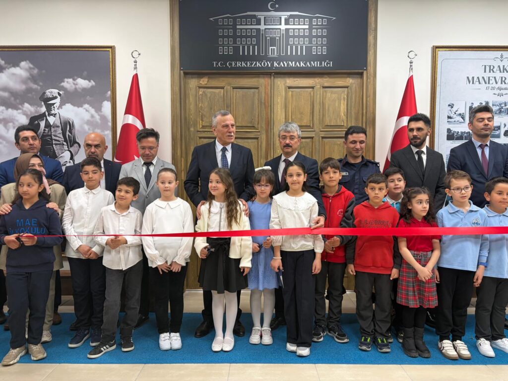 7ab83f86_51f0_4d98_8ec4_aa492600a422-1024x768 Mevlana İlkokulu Öğrencisi 23 Nisan’da Kaymakam Makamına Oturdu