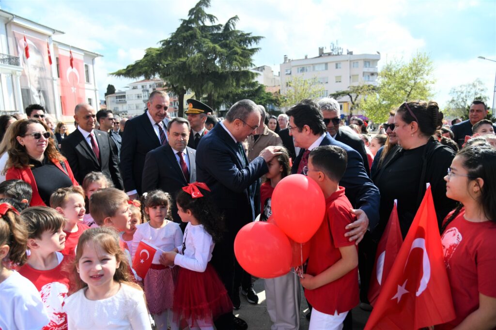 WhatsApp-Image-2026_04_23-at-103739-1024x682 23 Nisan Ulusal Egemenlik ve Çocuk Bayramı Çelenk Sunma Töreni İle Başladı