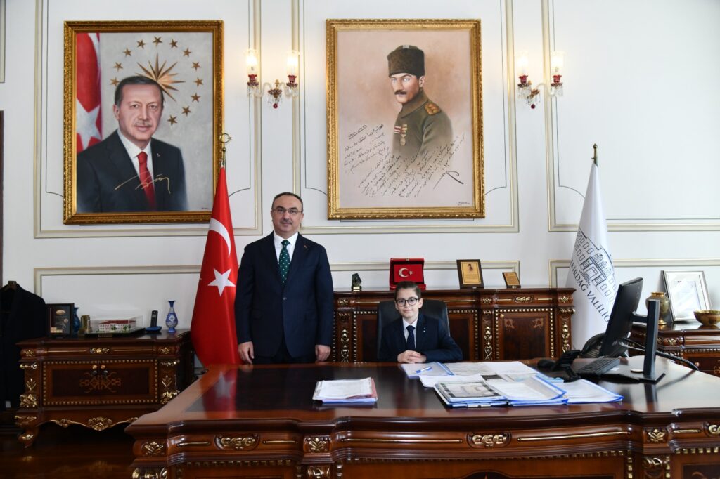 WhatsApp-Image-2026_04_23-at-104947-_1_-1024x682 23 Nisan Ulusal Egemenlik ve Çocuk Bayramı’nda Deniz Koşar Temsili Vali Oldu