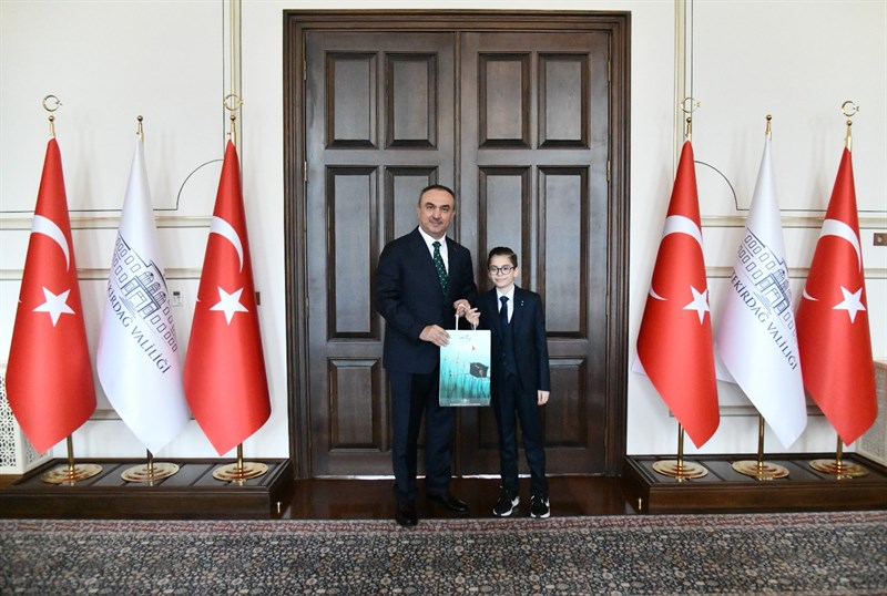 WhatsApp-Image-2026_04_23-at-104948-_1_ 23 Nisan Ulusal Egemenlik ve Çocuk Bayramı’nda Deniz Koşar Temsili Vali Oldu