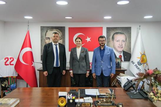dfgdgdd CHP'Lİ BAŞKAN MI, AK PARTİ'NİN GÖNÜLLÜ MESAİ ARKADAŞI MI?
