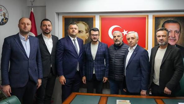 gfdgdfgdg CHP'Lİ BAŞKAN MI, AK PARTİ'NİN GÖNÜLLÜ MESAİ ARKADAŞI MI?