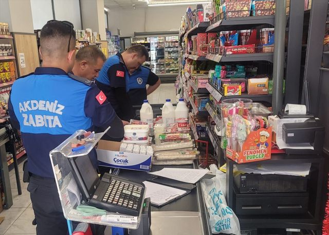 mersin-de-sikayet-uzerine-denetlenen-zincir-20056910_o Zincir Market Şubesinde Skandal! Tarihi Geçmiş 135 Gıda Ürünü Reyonlarda Tespit Edildi