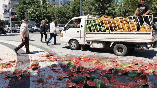 tekirdagda-zabitaya-kizan-seyy-20024976-4567_2_m Saray'da Seyyar Satıcıdan Karpuzlu Protesto: Belediye Önü Kırmızıya Boyandı