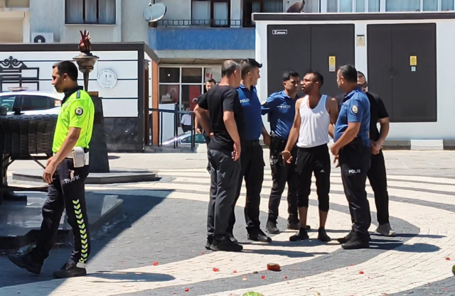tekirdagda-zabitaya-kizan-seyy-20024976-5895_1_m Saray'da Seyyar Satıcıdan Karpuzlu Protesto: Belediye Önü Kırmızıya Boyandı