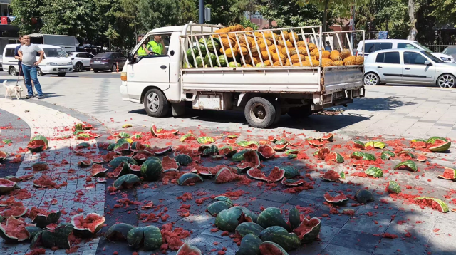 tekirdagda-zabitaya-kizan-seyy-20024976-8165_1_m Saray'da Seyyar Satıcıdan Karpuzlu Protesto: Belediye Önü Kırmızıya Boyandı