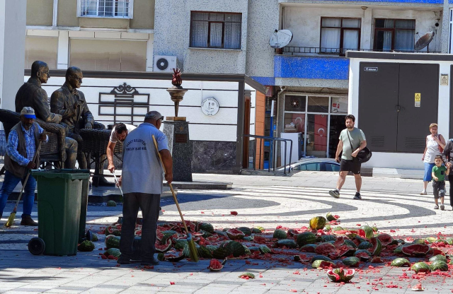 tekirdagda-zabitaya-kizan-seyy-20024976-9688_1_m Saray'da Seyyar Satıcıdan Karpuzlu Protesto: Belediye Önü Kırmızıya Boyandı