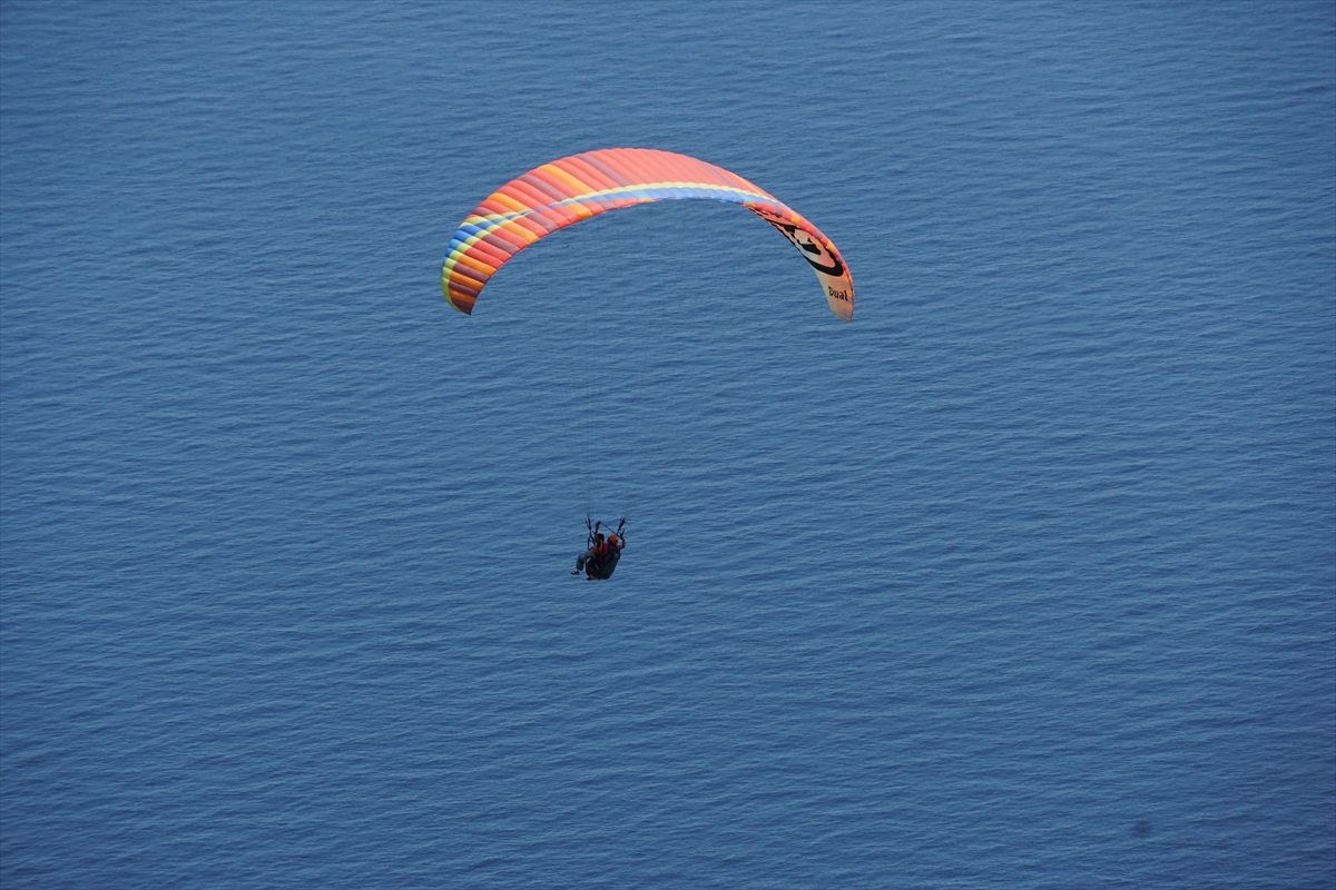 yamac-parasutuyle-ucus-yapan-adrenalin-tutkunlari-ucmakderede-gokyuzuyle-bulustu_9ccf34dc74a3