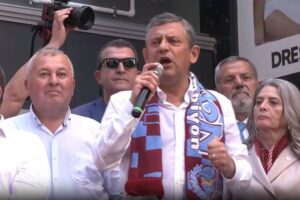 ozgur-ozelden-siyaset-tarihine-gececek-bir-gaf-daha_20164936_28