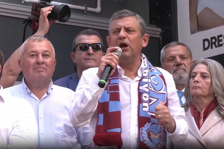 ozgur-ozelden-siyaset-tarihine-gececek-bir-gaf-daha_20164936_28
