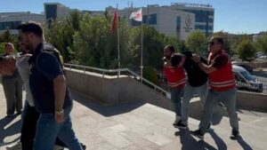 kiz-kardesine-atilan-mesaja-sinirlenen-agabey-3-20238842_amp